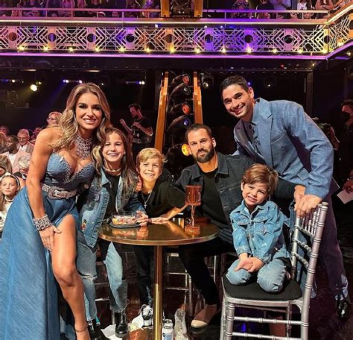 
Jessie James Decker Reddit Fat Shaming And Family Feud and Drama 