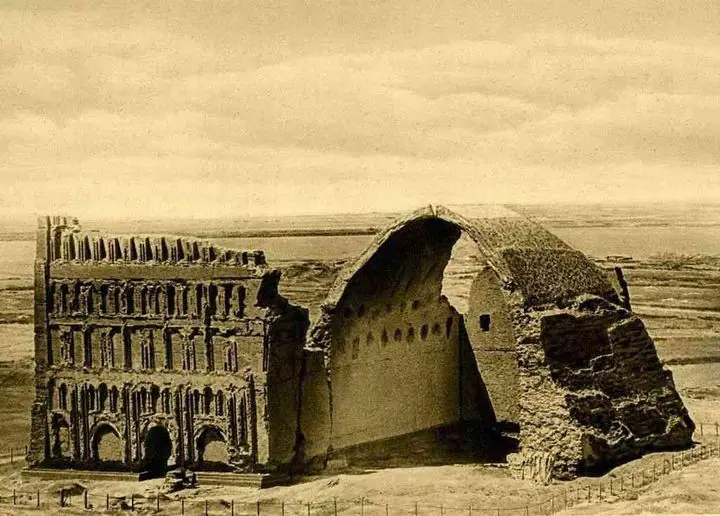 Crooked Walls, Straight Men